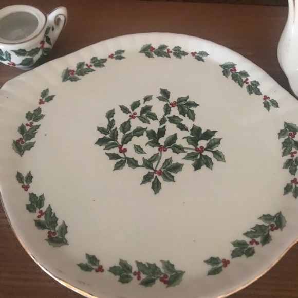Rare Vintage Miniature Holly Berries Gold Trim Tea Set - Picture 2 of 8